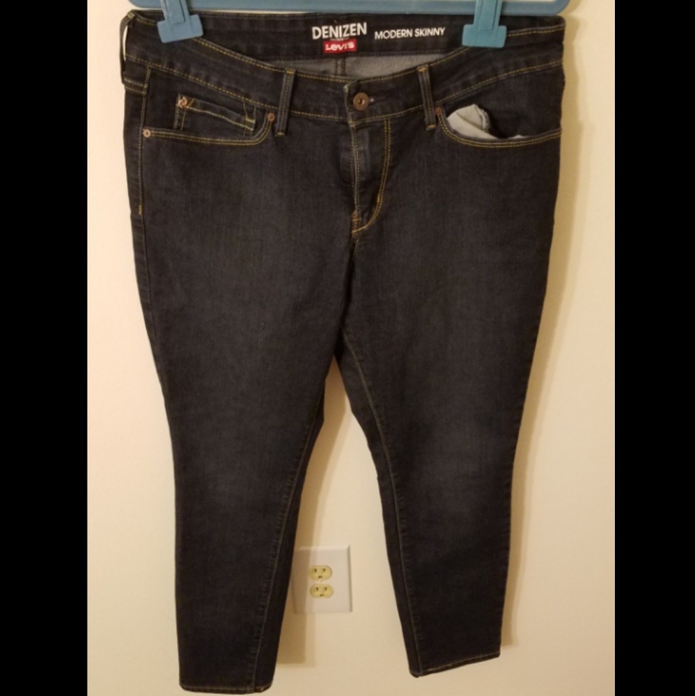 LEVI'S dark wash jeans for women